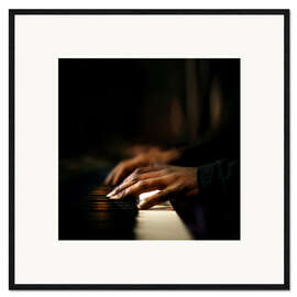 Plakat artystyczny premium w ramie Close-up of a pianist's hands playing the piano