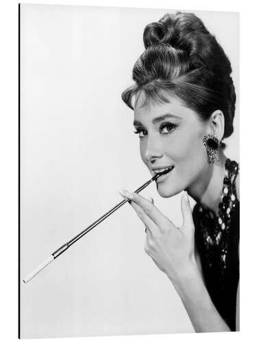 Cuadro de aluminio Audrey Hepburn fumando un cigarrillo