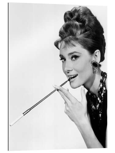 Galleriataulu Audrey Hepburn with cigarette holder