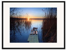 Gerahmter Kunstdruck Landschaft: Holzsteg bei Sonnenuntergang am See Varese, Italien
