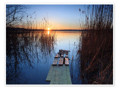 Poster Landschaft: Holzsteg bei Sonnenuntergang am See Varese, Italien