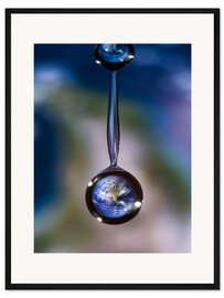 Gerahmter Kunstdruck Die Erde im Wassertropfen