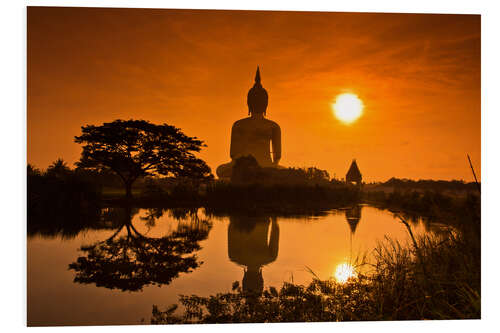 Bilde på skumplate Shinto-statue ved solnedgang