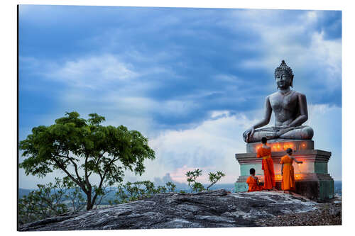 Alubild betende Mönche vor einem Buddha