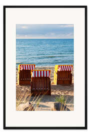 Gerahmter Kunstdruck Drei Strandstühle an der Ostsee