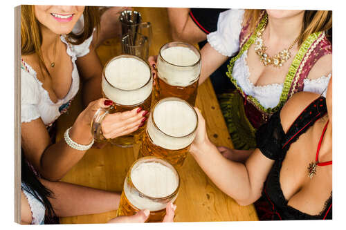 Holzbild Bayerische Mädchen im Dirndl auf dem Oktoberfest