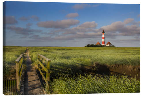 Leinwandbild Leuchtturm in den Salzwiesen an der Nordseeküste