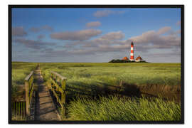 Gerahmter Kunstdruck Leuchtturm in den Salzwiesen an der Nordseeküste