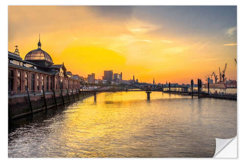 Selvklebende plakat Hamburg - historic fish market at dawn