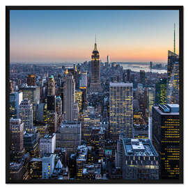 Gerahmter Kunstdruck New York – Empire State Building und Wolkenkratzer in der Dämmerung