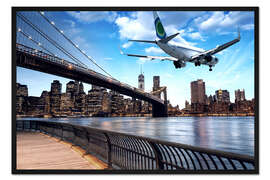 Gerahmter Kunstdruck Flugzeug überfliegt Skyline von New York