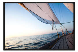 Gerahmter Kunstdruck Segeln im Sonnenaufgang