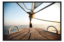 Gerahmter Kunstdruck Segelboot auf dem Offenen Meer III