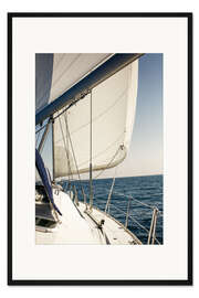 Gerahmter Kunstdruck Weiße Segel im offenen Meer