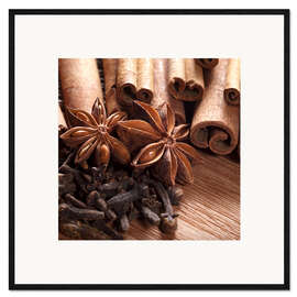 Kehystetty taidepainatus Cinnamon on wood