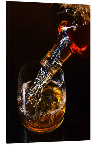 Stampa su alluminio whiskey and ice on a glass table