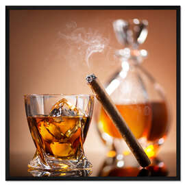 Gerahmter Kunstdruck Zigarre auf Glas Whiskey mit Eiswürfeln