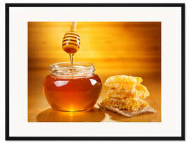 Gerahmter Kunstdruck Glas Honig mit Waben auf Holztisch