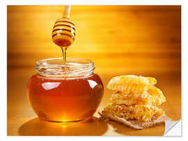 Selvklebende plakat jar of honey with honeycomb on wooden table