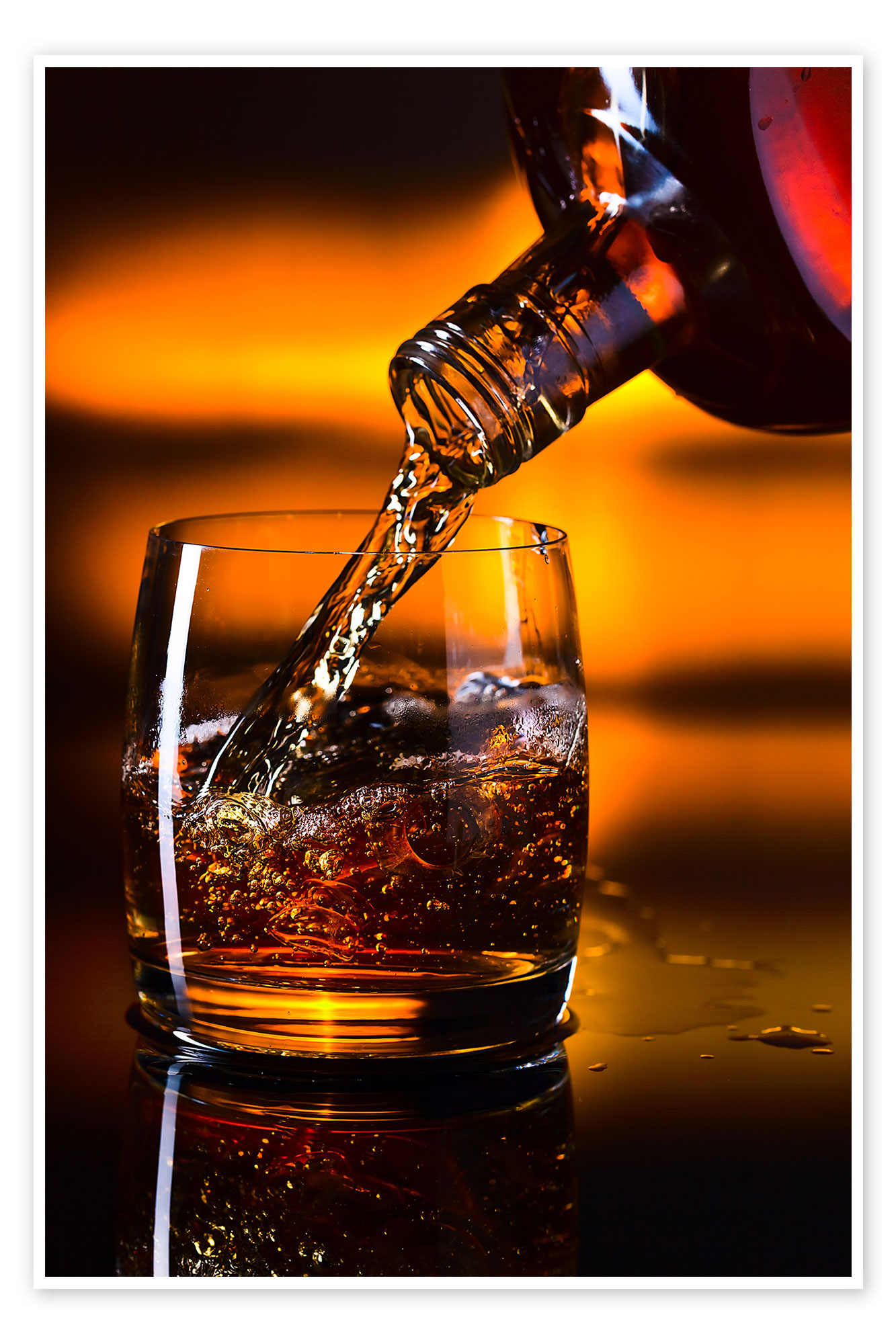 whiskey and ice on a glass table af Editors Choice som plakat, og mere | Posterlounge.dk