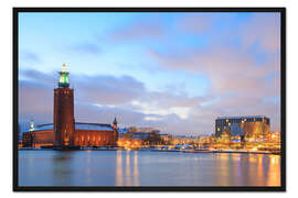 Gerahmter Kunstdruck Rathaus von Stockholm in der Abenddämmerung