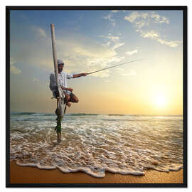 Gerahmter Kunstdruck Fischer auf Stab am Indischen Ozean, Sri Lanka