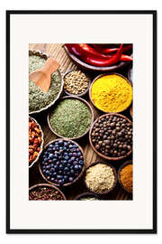 Gerahmter Kunstdruck Gewürze auf einem Holztisch