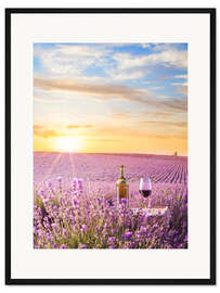 Gerahmter Kunstdruck Eine Flasche Wein in Lavendelfeld