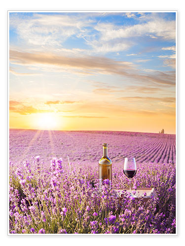Poster Bottiglia di vino nel campo di lavanda