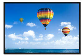 Gerahmter Kunstdruck Bunte Heißluftballone über dem blauen Meer