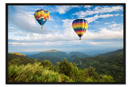 Gerahmter Kunstdruck Heißluftballon über den Bergen