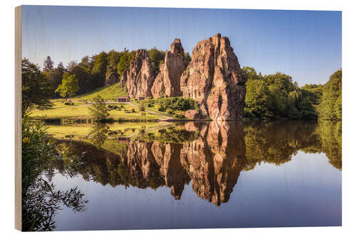 Trätavla Rocks with reflection in the lake