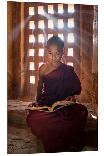 Cuadro de aluminio Young Burmese monk in meditation at the monastery