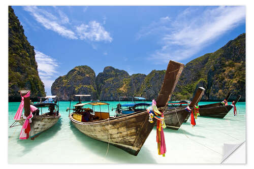 Selvklebende plakat Long tail boat ved Maya Bay på øya Phi Phi