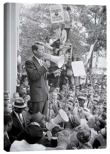 Lærredsbillede Robert F. Kennedy talks about equal rights to a crowd