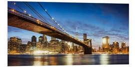 Print på skumplade Panoramic of Brooklyn bridge and Manhattan skyline at night, New York city, USA