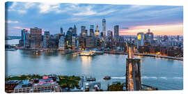 Leinwandbild Panorama von Manhattan und Brooklyn-Brücke aus dem East River in der Dämmerung, New York City, USA