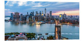 Hartschaumbild Panorama von Manhattan und Brooklyn-Brücke aus dem East River in der Dämmerung, New York City, USA