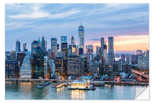 Selvklæbende plakat Freedom tower and lower Manhattan skyline at dusk, New York, USA