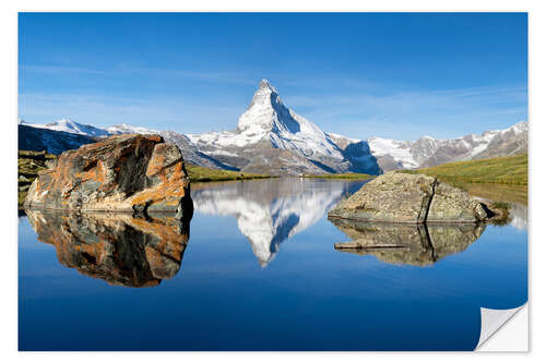 Sisustustarra Stellisee and Matterhorn in the Swiss Alps in summer