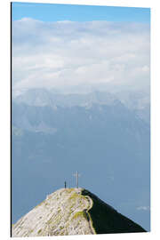 Tableau en aluminium Man on mountain top