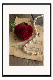 Gerahmter Kunstdruck Rote Rose, Perlen und Brief