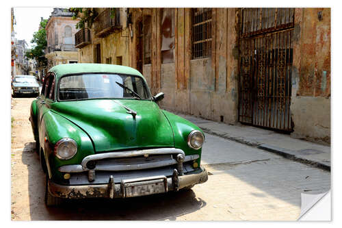 Selvklæbende plakat Vintage car in the streets of Havana, Cuba