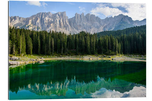 Quadro em plexi-alumínio Panoramic view of karersee with Latemar mountain range, Dolomites, Italy