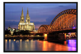 Gerahmter Kunstdruck Kölner Dom und Hohenzollernbrücke bei Nacht