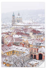 Sticker mural Les toits de Prague en hiver avec l'église Saint-Nicolas