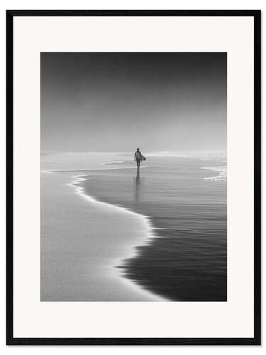 Impression artistique encadrée Surfeur marchant seul sur la plage