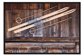 Gerahmter Kunstdruck Alte Ski in der Schweiz