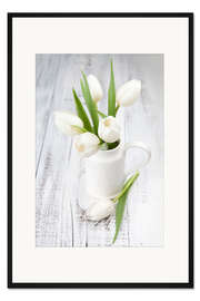 Gerahmter Kunstdruck Weiße Tulpen auf geweißtem Holz