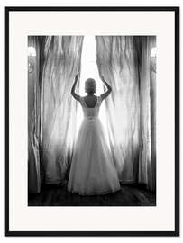Gerahmter Kunstdruck Elegante Braut an großem Fenster